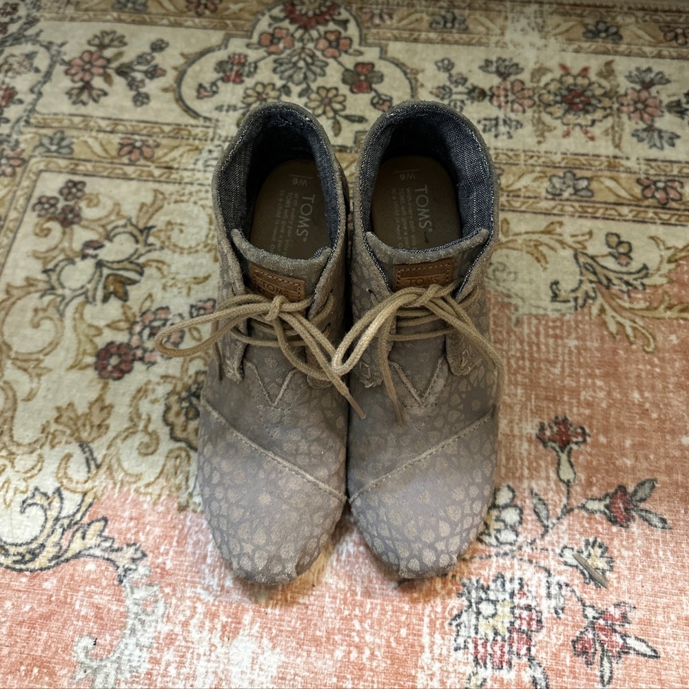 Tom’s wedge lace up booties